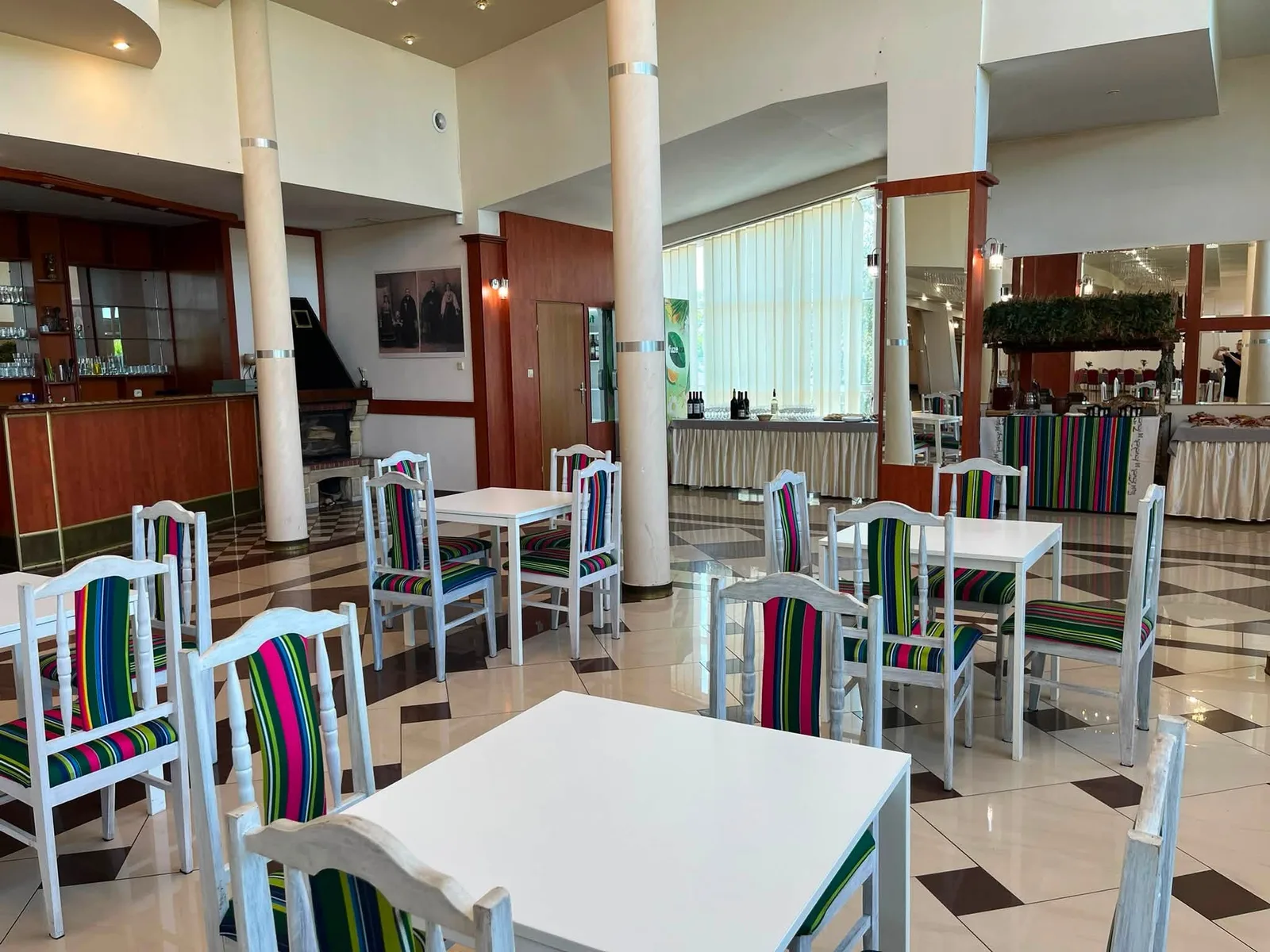 Wnętrze Restauracji Szkiełka przygotowane na lunch dla korpusu dyplomatycznego, stoliki i bar