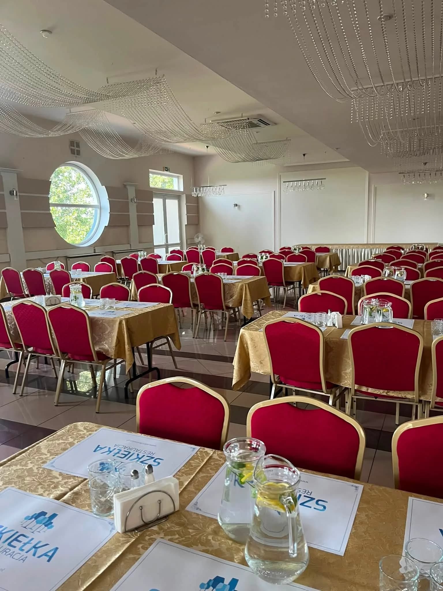 Zastawiony stół w Restauracji Szkiełka przygotowany na przyjęcie uczestników Międzynarodowego Festiwalu Folkloru