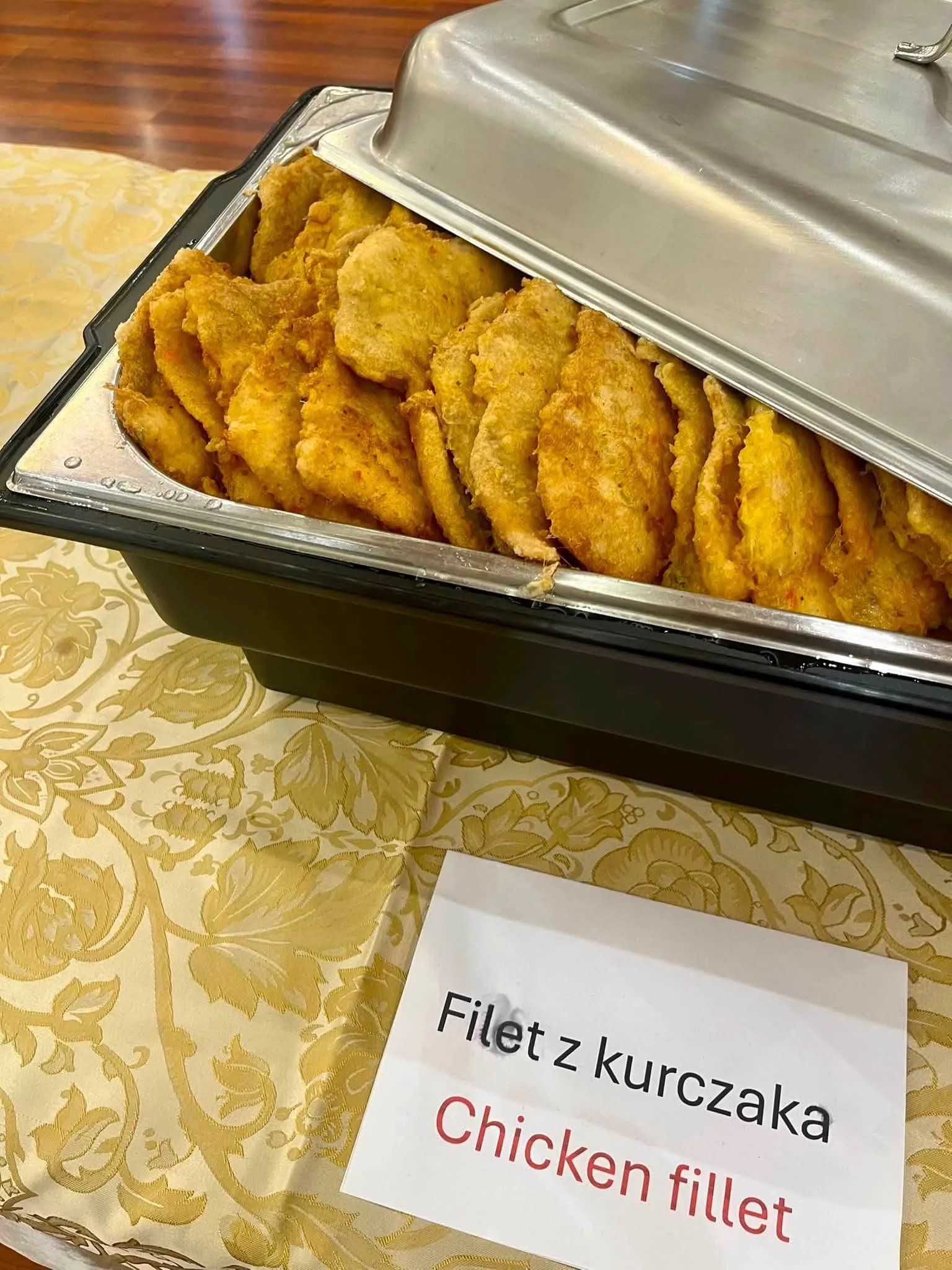 Filet z kurczaka na bufecie przygotowany dla uczestników Międzynarodowego Festiwalu Folkloru w Restauracji Szkiełka