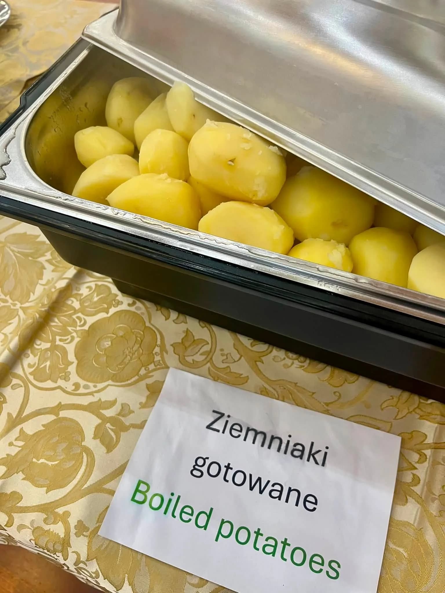 Ziemniaki na bufecie w Restauracji Szkiełka, poczęstunek dla zespołów folklorystycznych